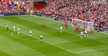 赖斯也干了，赖斯主罚角球谁都没碰到直接开出底线